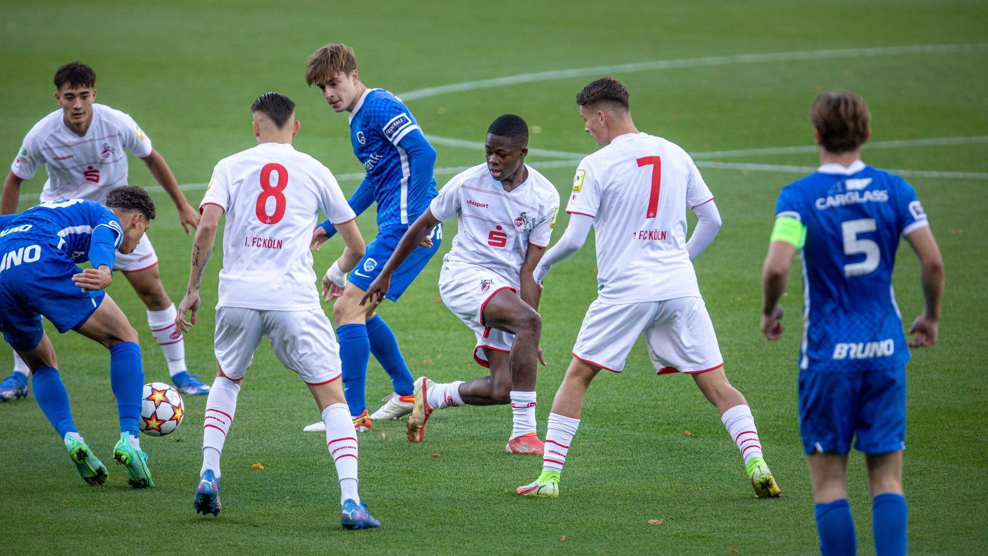 29.09.2021, Köln, UEFA Youth League: 1. FC Köln U19 - KRC Genk: Pierre Nadjombe (2, Mitte) verliert den Ball. Foto: Matthias Heinekamp
