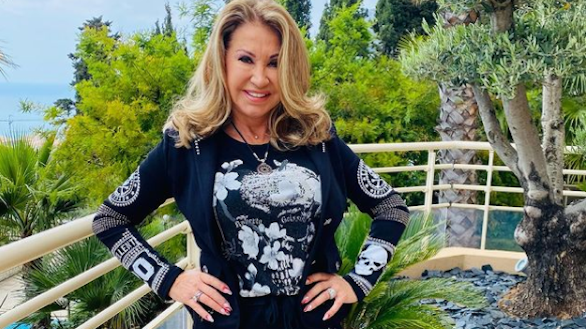 Carmen Geiss posiert auf einem Instagram-Foto vom 05. Mai 2021 in einem schicken, schwarzen Jumpsuit.