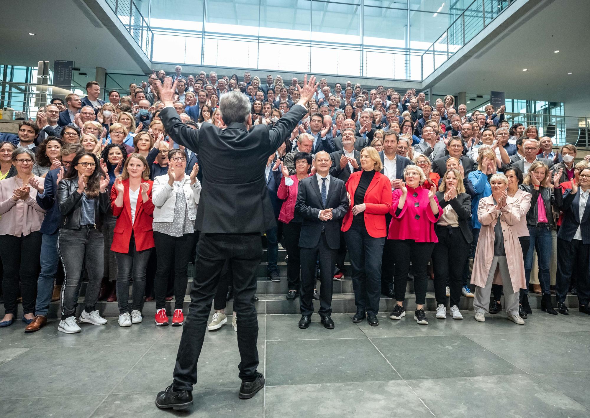 Die SPD Fraktion applaudiert dem wiedergewählten Fraktionschef Rolf Mützenich (vorne) bei einem Gruppenbild nach der Sitzung der SPD-Fraktion im Bundestag.