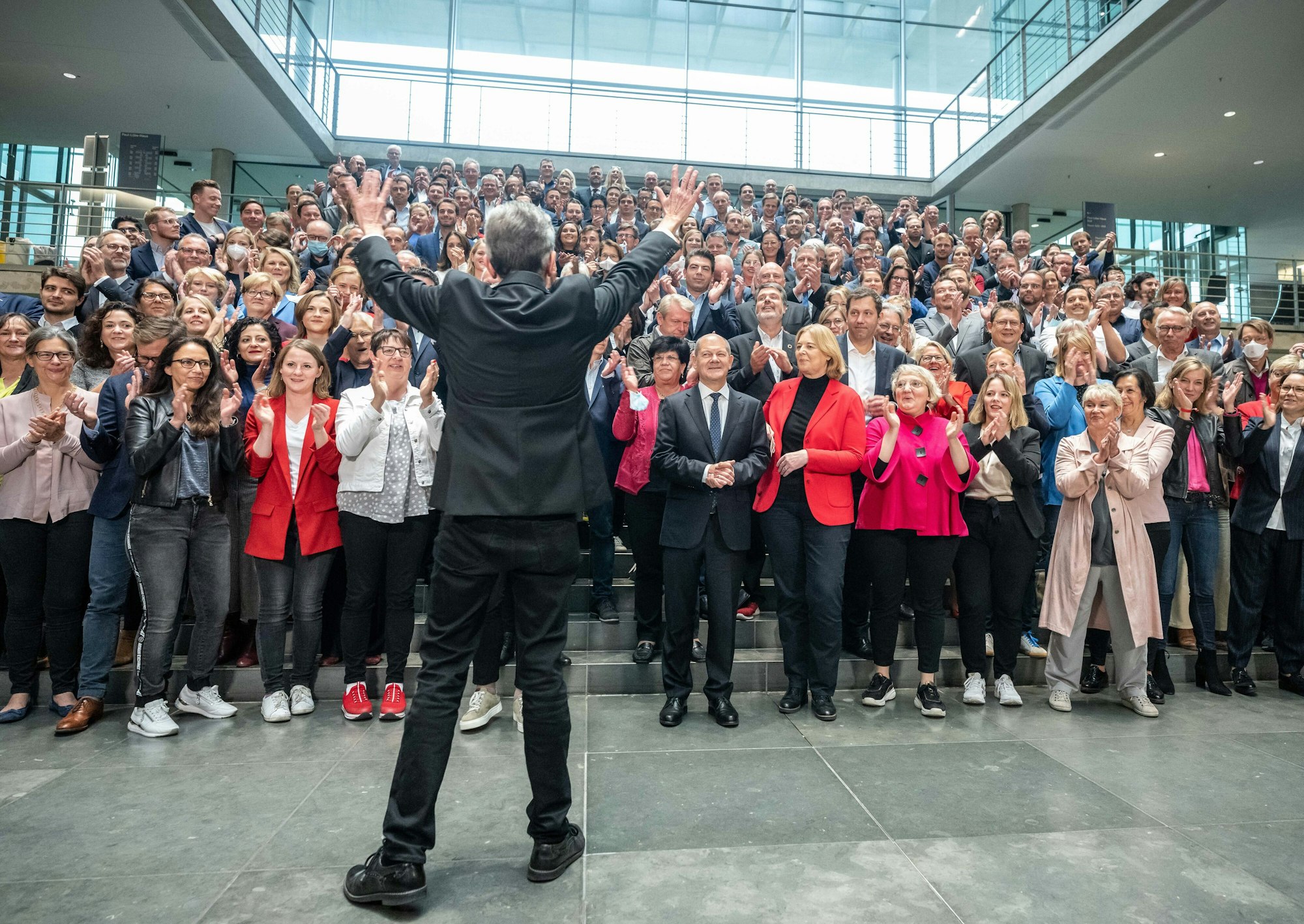Die SPD Fraktion applaudiert dem wiedergewählten Fraktionschef Rolf Mützenich (vorne) bei einem Gruppenbild nach der Sitzung der SPD-Fraktion im Bundestag.
