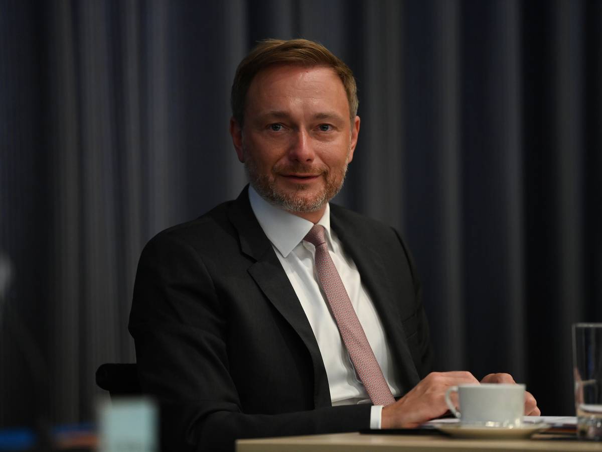 FDP-Chef Christian Lindner sitzt am Tag nach der Bundestagswahl in der Sitzung des FDP-Präsidiums im Hans-Dietrich-Genscher-Haus. Der Politiker postete ein verdächtiges Selfie auf Instagram: Grüne und FDP haben Gespräche über eine gemeinsame Regierung begonnen.
