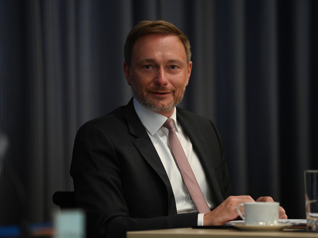 FDP-Chef Christian Lindner sitzt am Tag nach der Bundestagswahl in der Sitzung des FDP-Präsidiums im Hans-Dietrich-Genscher-Haus. Der Politiker postete ein verdächtiges Selfie auf Instagram: Grüne und FDP haben Gespräche über eine gemeinsame Regierung begonnen.