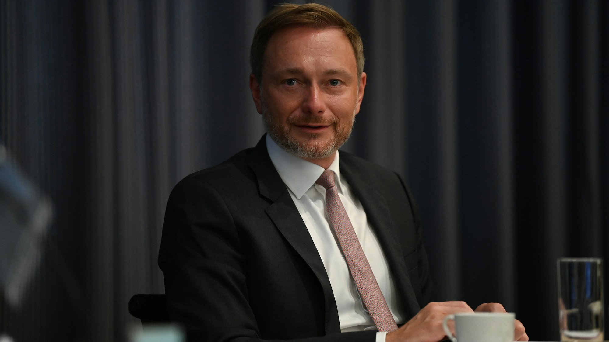 FDP-Chef Christian Lindner sitzt am Tag nach der Bundestagswahl in der Sitzung des FDP-Präsidiums im Hans-Dietrich-Genscher-Haus. Der Politiker postete ein verdächtiges Selfie auf Instagram: Grüne und FDP haben Gespräche über eine gemeinsame Regierung begonnen.