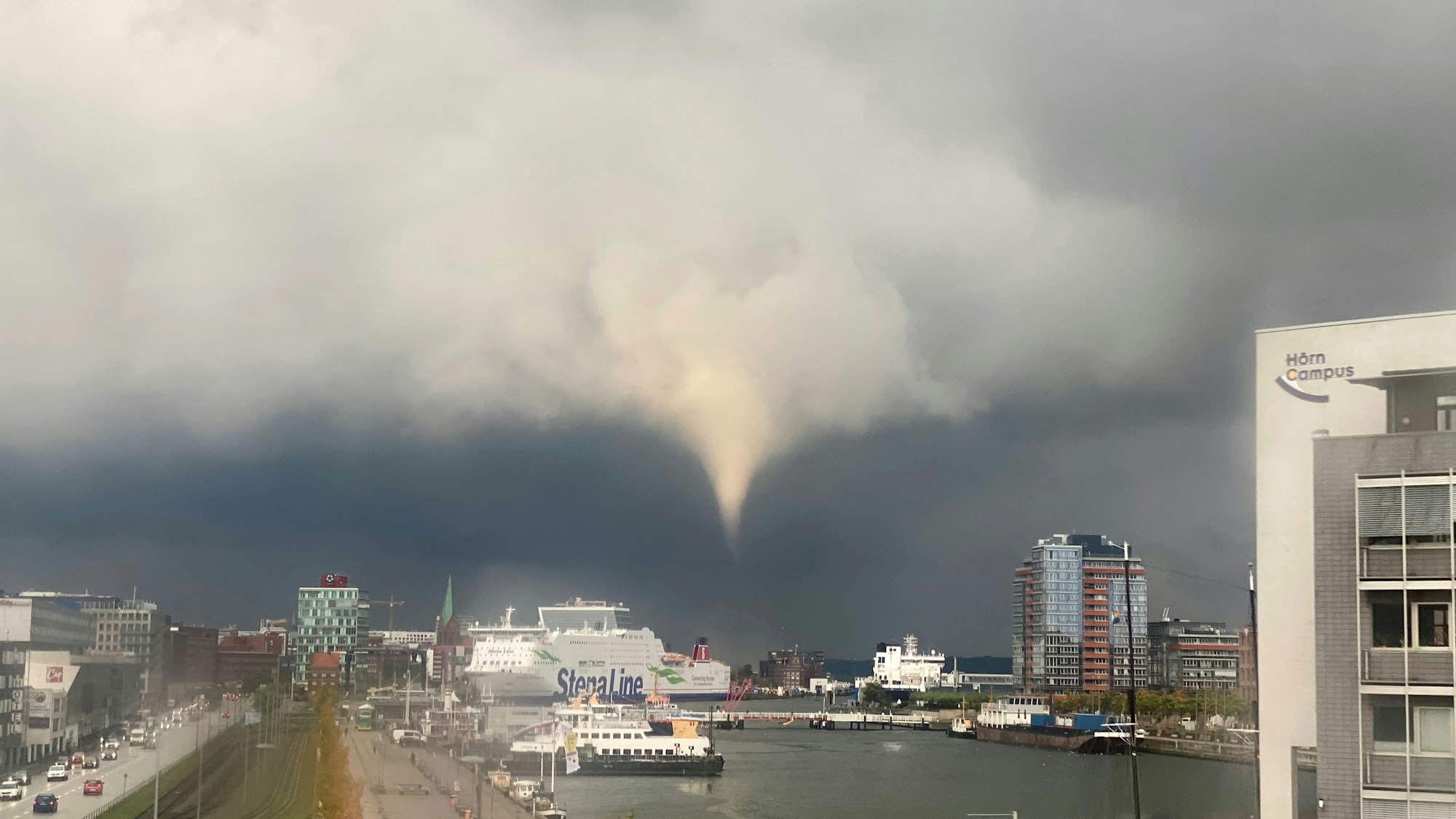 Ein Tornado ist am frühen Abend über Kiel zu sehen. Der Tornado hat nach Angaben der Polizei am frühen Mittwochabend in Kiel mehrere Menschen durch die Luft gewirbelt und ins Wasser gespült
