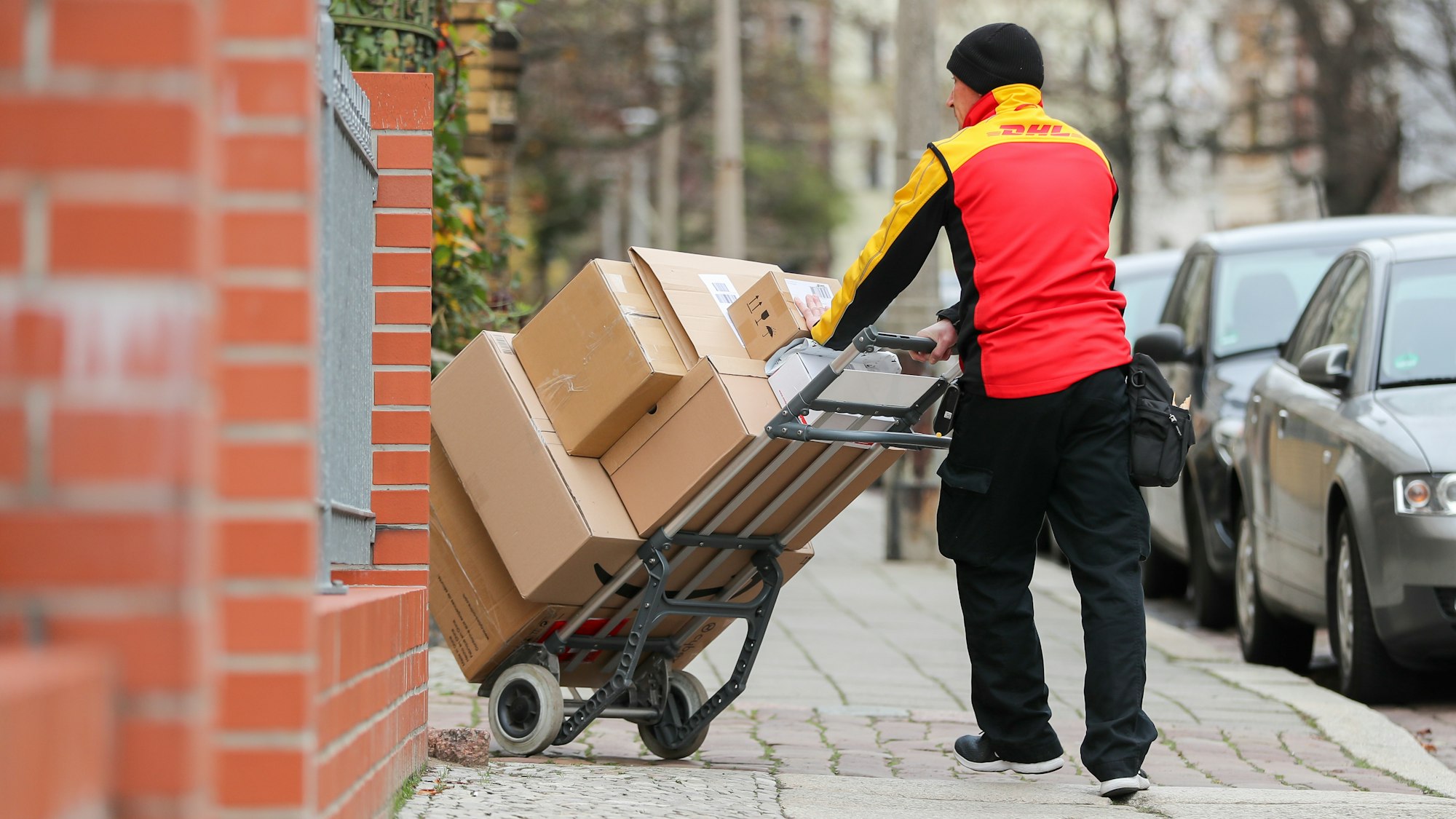 Ein DHL-Mitarbeiter am 11. Dezember 2019 bei der Paketzustellung. Was darf der Paketdienst, was ist nicht erlaubt...