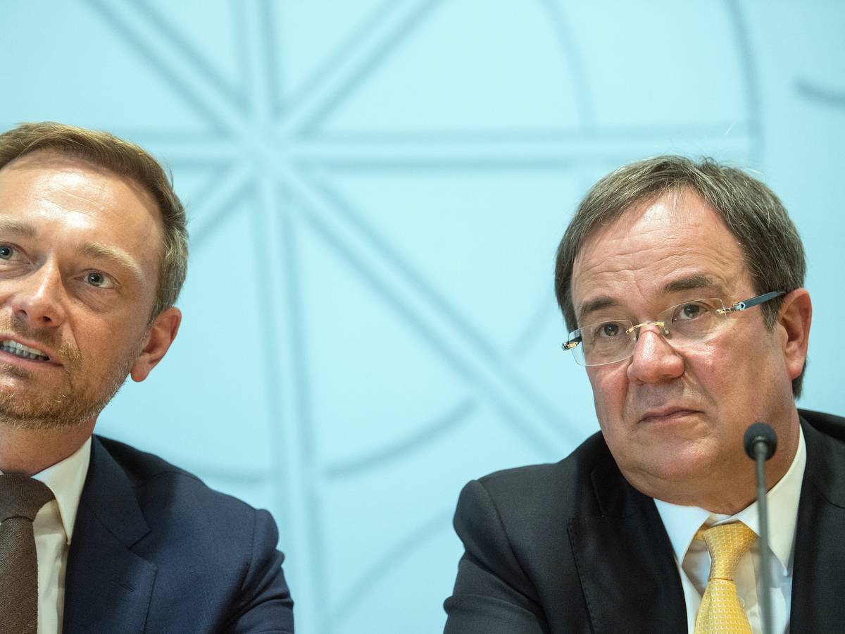 Die Parteivorsitzenden Armin Laschet (r, CDU) und Christian Lindner (FDP) beantworten am 16.06.2017 in Düsseldorf (Nordrhein-Westfalen) die Fragen von Journalisten. Knapp fünf Wochen nach der Landtagswahl in Nordrhein-Westfalen stellten CDU und FDP ihren Koalitionsvertrag vor.