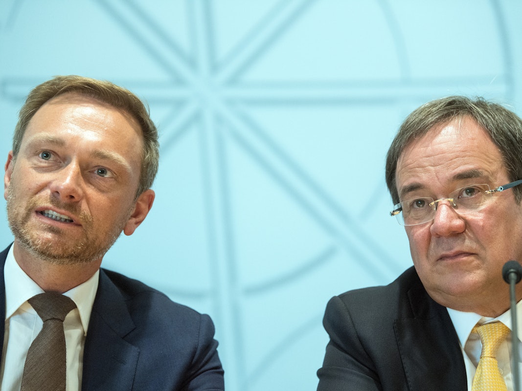 Die Parteivorsitzenden Armin Laschet (r, CDU) und Christian Lindner (FDP) beantworten am 16.06.2017 in Düsseldorf (Nordrhein-Westfalen) die Fragen von Journalisten. Knapp fünf Wochen nach der Landtagswahl in Nordrhein-Westfalen stellten CDU und FDP ihren Koalitionsvertrag vor.