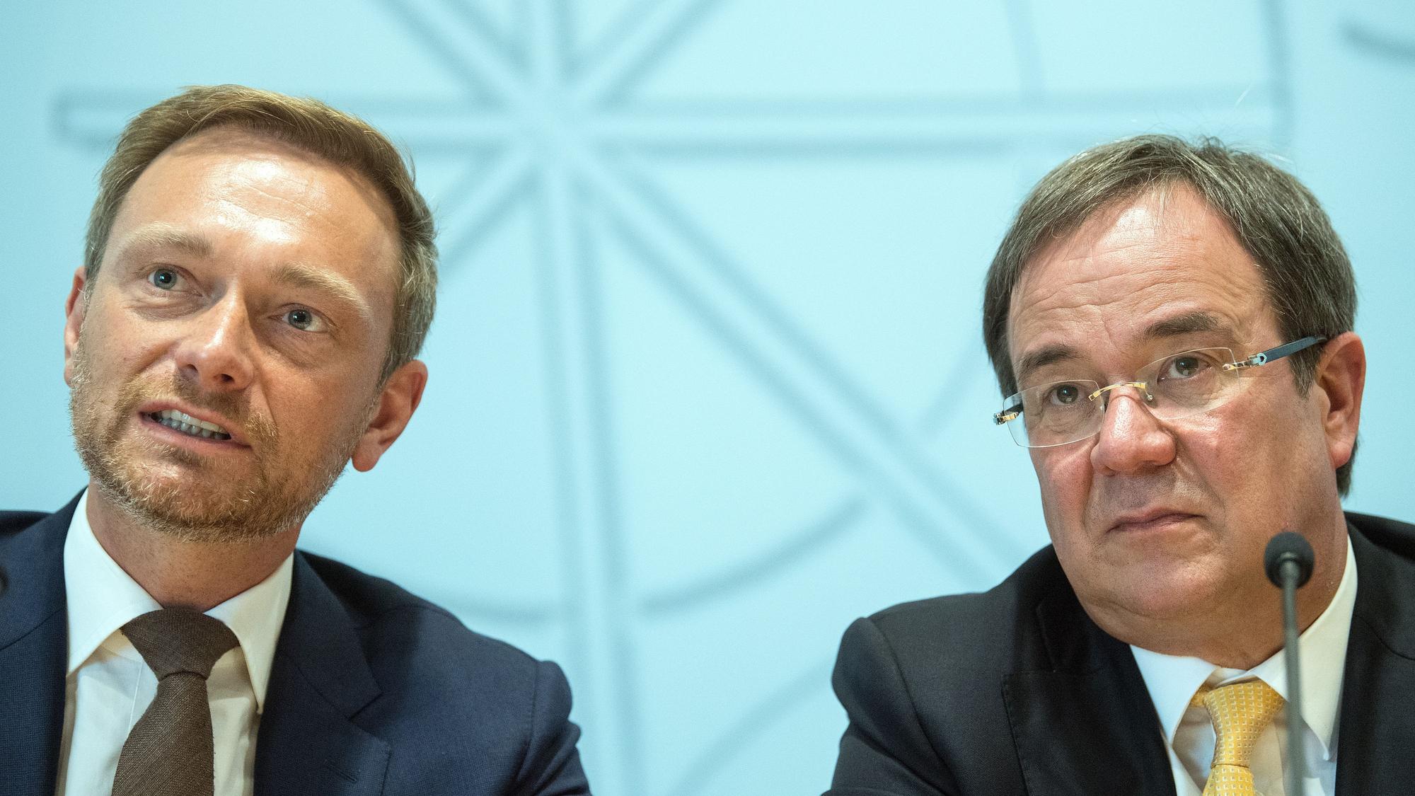 Die Parteivorsitzenden Armin Laschet (r, CDU) und Christian Lindner (FDP) beantworten am 16.06.2017 in Düsseldorf (Nordrhein-Westfalen) die Fragen von Journalisten. Knapp fünf Wochen nach der Landtagswahl in Nordrhein-Westfalen stellten CDU und FDP ihren Koalitionsvertrag vor.