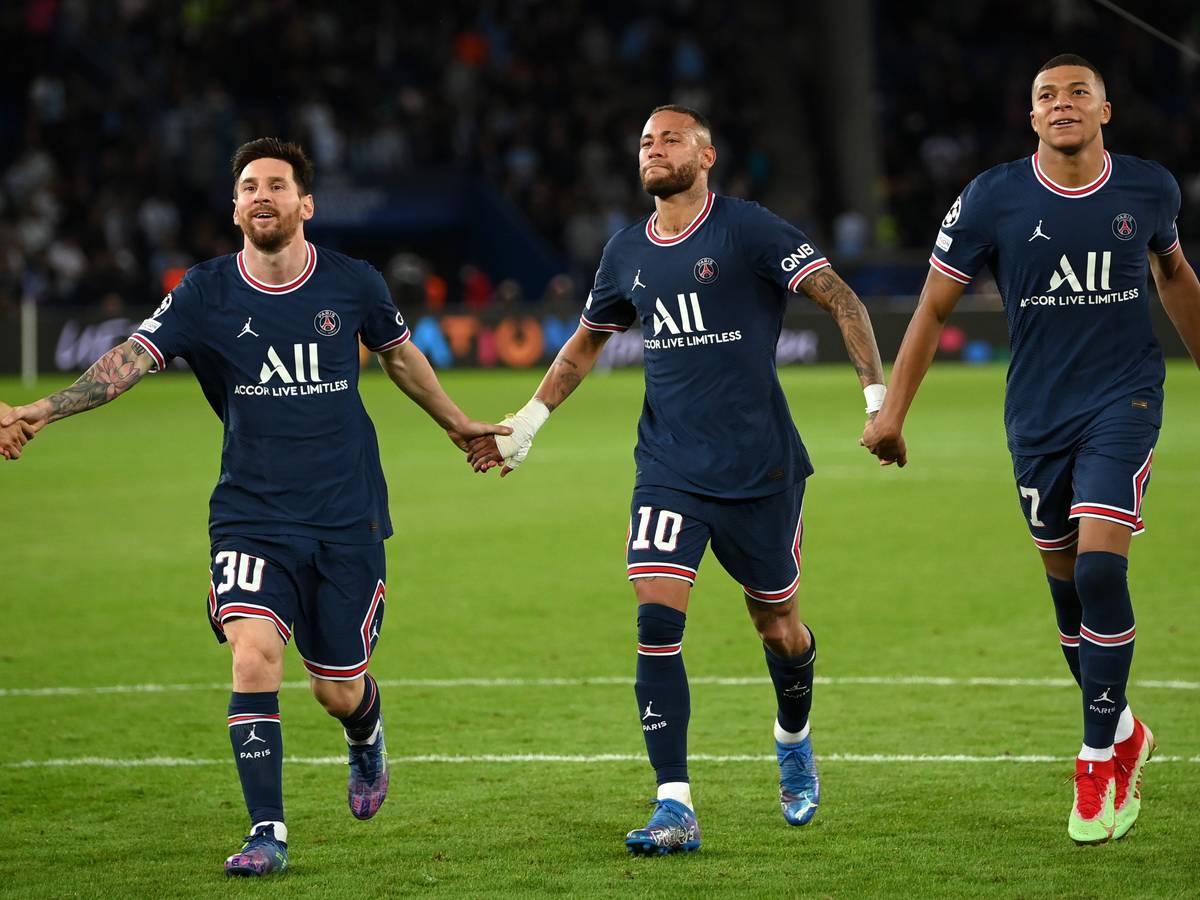 Lionel Messi, Neymar und Kylian Mbappe jubeln vor den Fans
