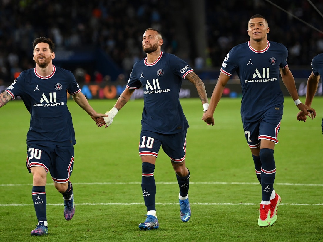 Lionel Messi, Neymar und Kylian Mbappe jubeln vor den Fans