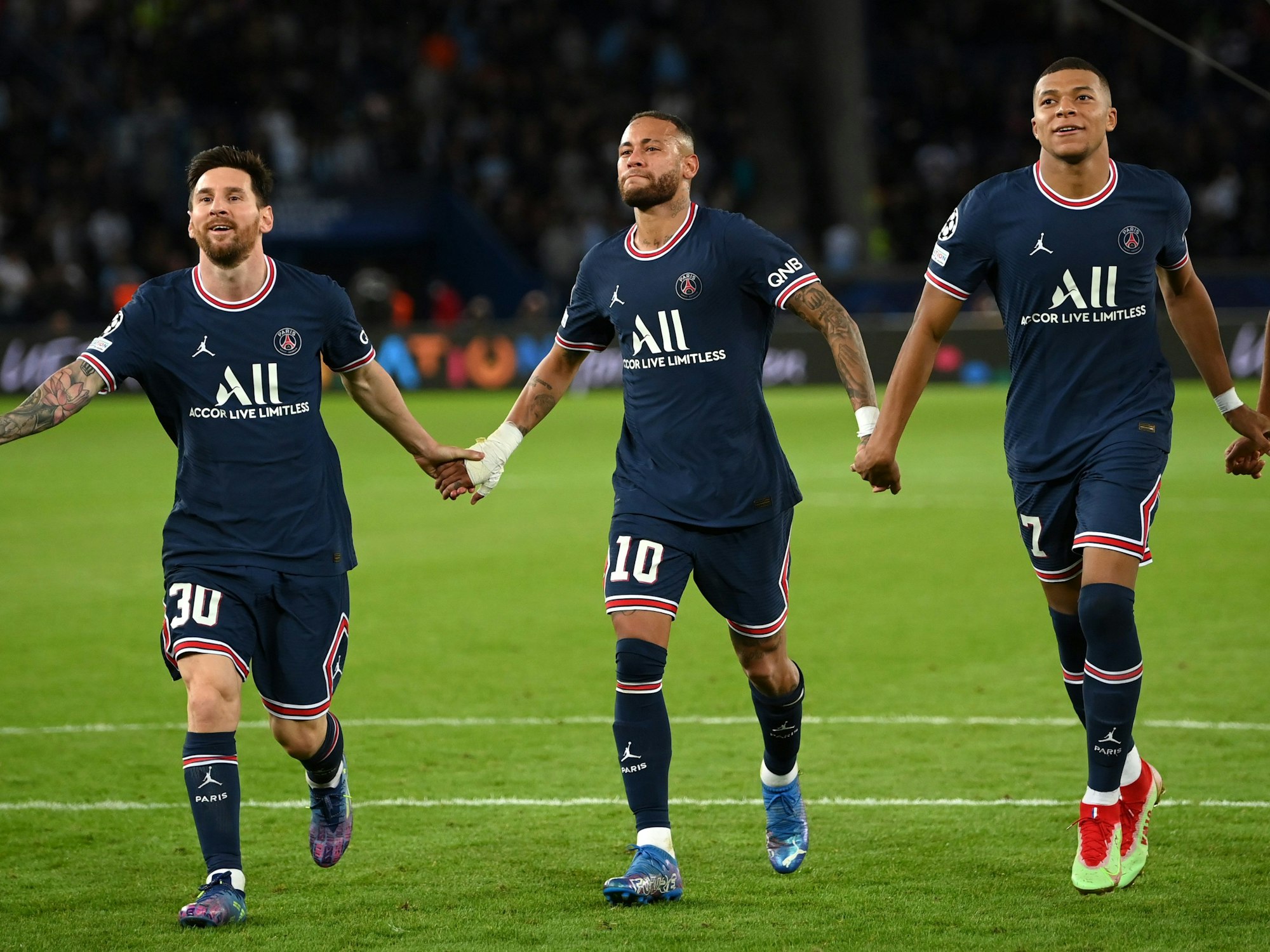 Lionel Messi, Neymar und Kylian Mbappe jubeln vor den Fans