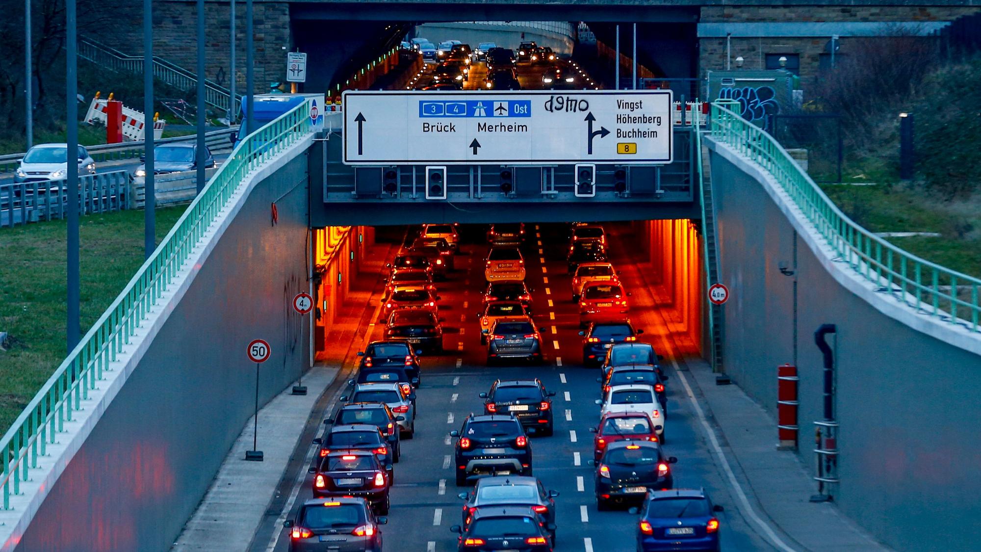 Im Kalker Tunnel in Köln hat es am Mittwochmorgen (29. September 2021) einen schweren Unfall gegeben. Unser Symbolfoto vom 8. Februar 2019 zeigt den Tunnel in Fahrtrichtung Köln-Merheim.