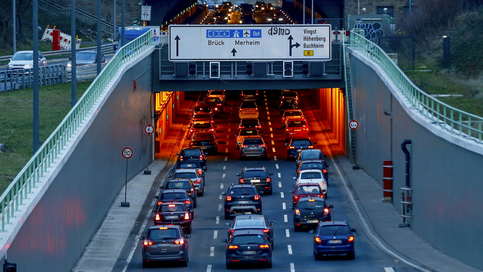 Der Verkehr staut sich vor dem Kalker Tunnel.