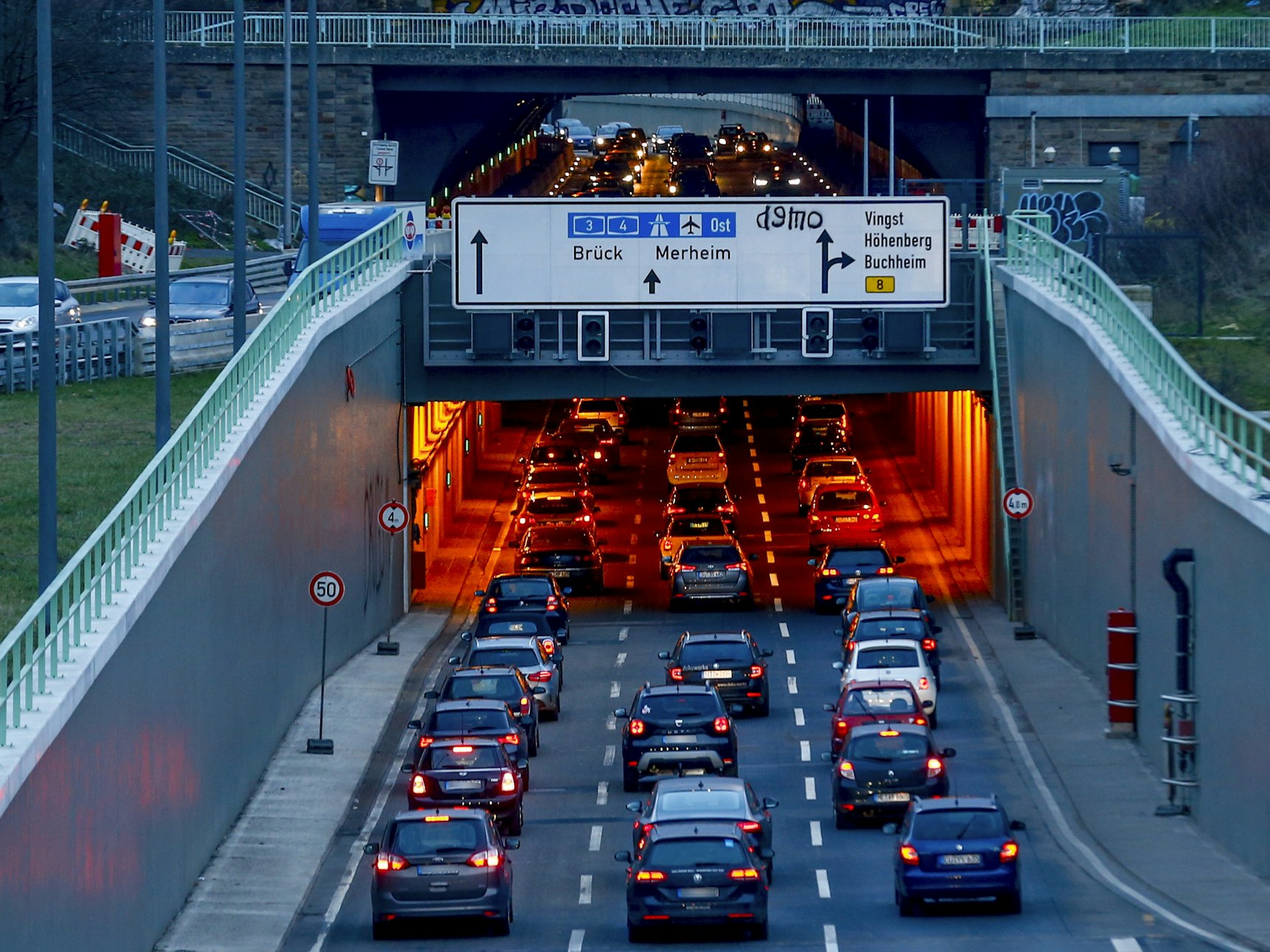 Blick stadtauswärts auf den Autobahntunnel der B55a in Köln Kalk (Kalker Tunnel).