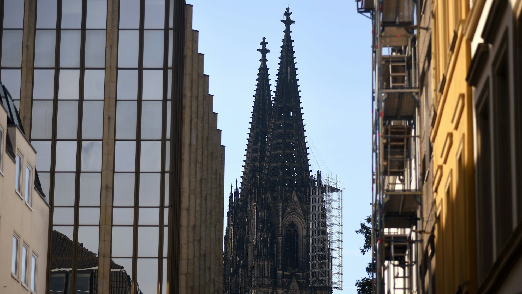 Blick auf den Kölner Dom von der Domstraße aus.
