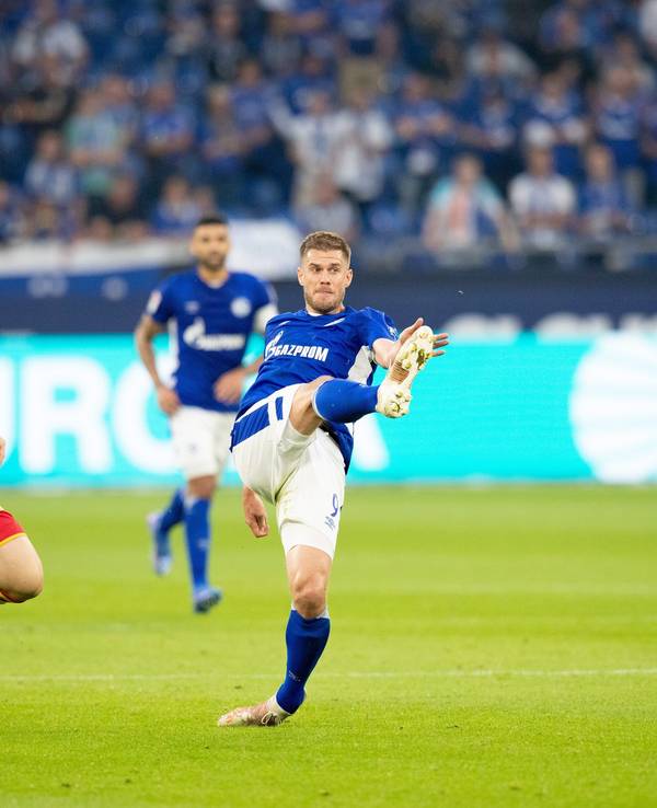 Simon Terodde (FC Schalke 04) in Aktion.