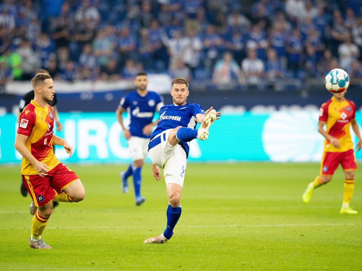 Simon Terodde (FC Schalke 04) in Aktion.