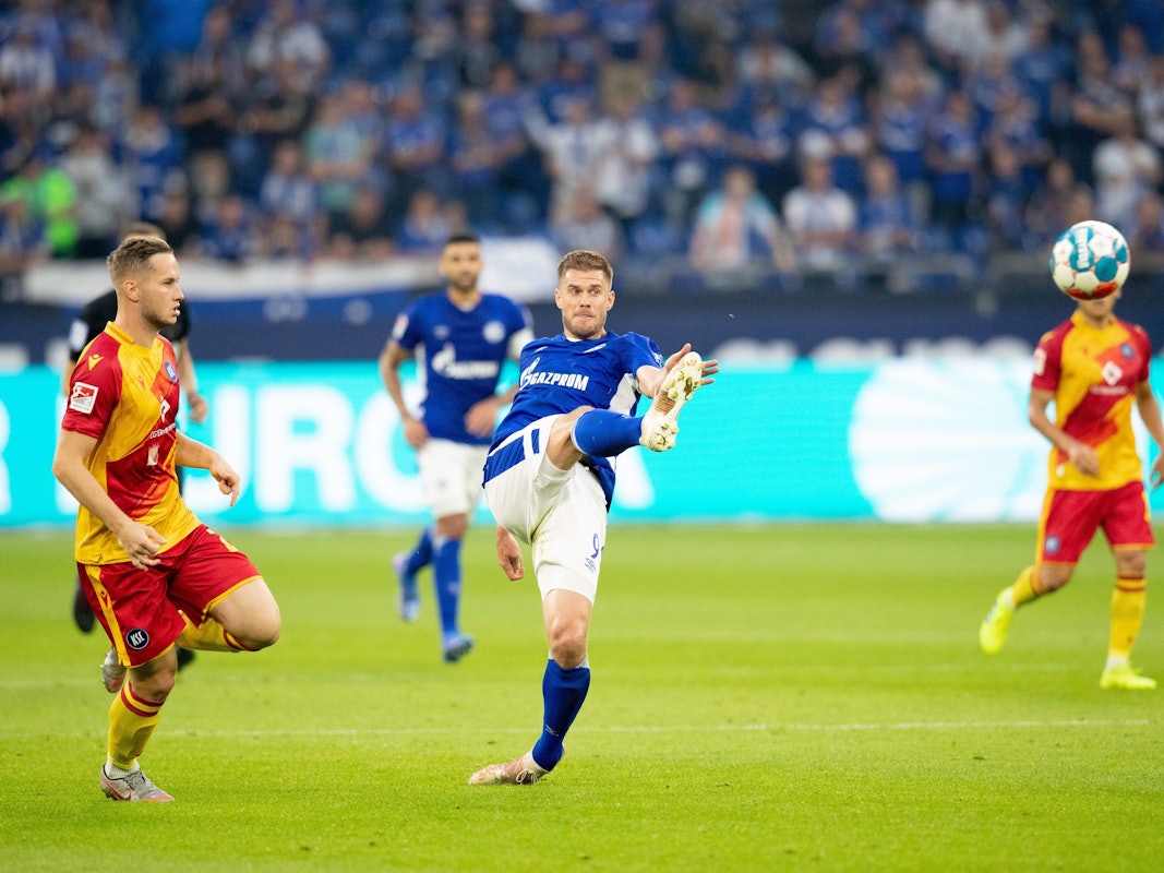 Simon Terodde (FC Schalke 04) in Aktion.