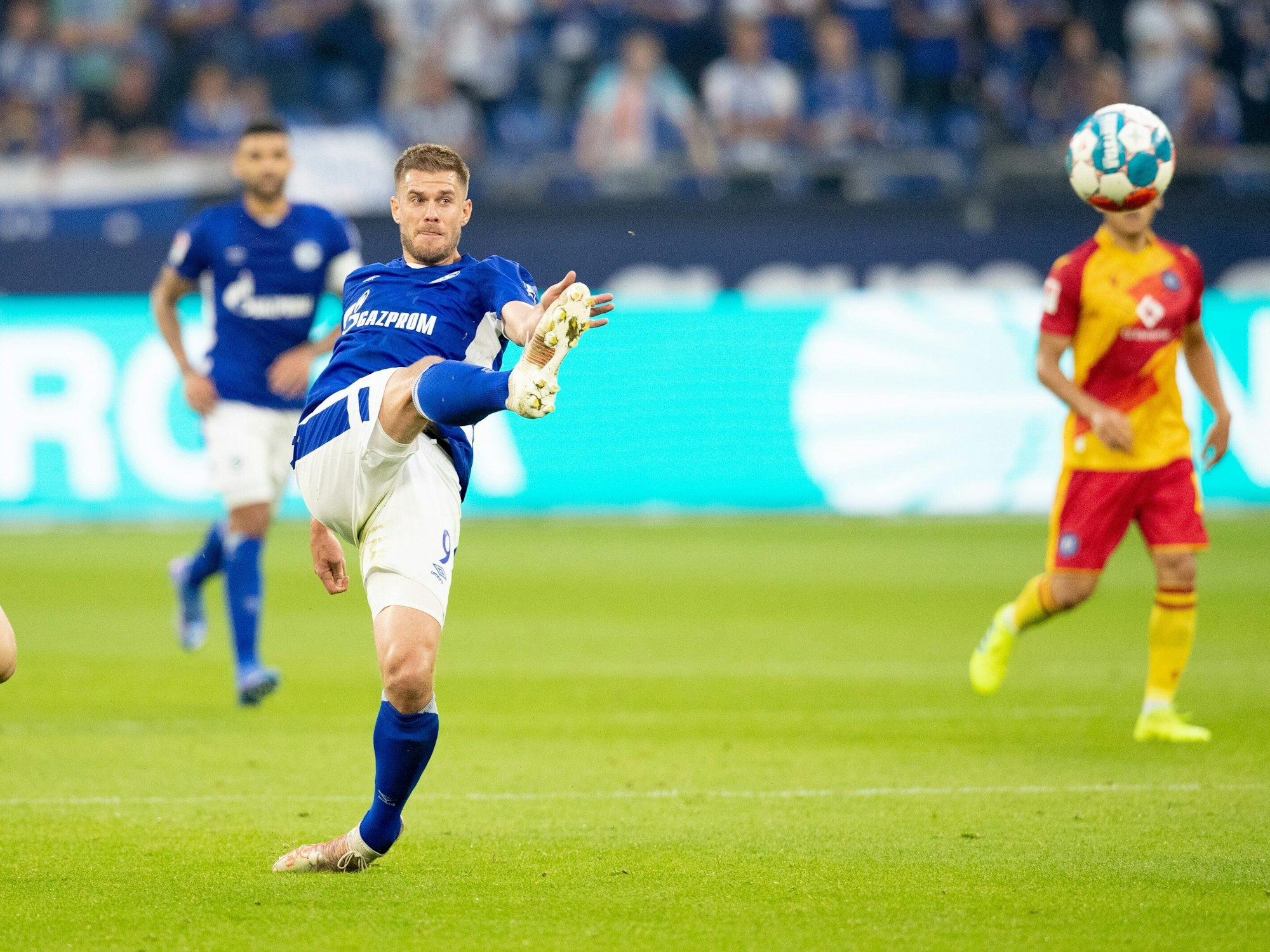Simon Terodde (FC Schalke 04) in Aktion.