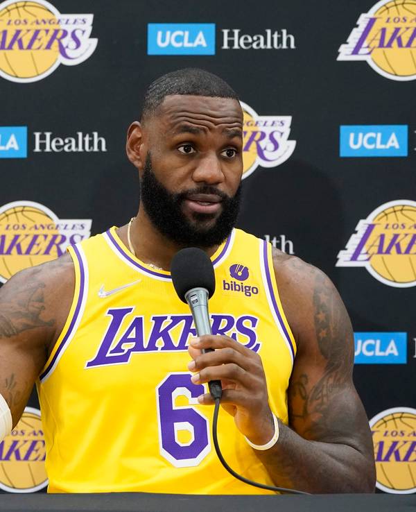 LeBron James erklärt bei einer Pressekonferenz, dass er sich impfen ließ.