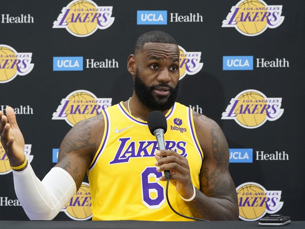 LeBron James erklärt bei einer Pressekonferenz, dass er sich impfen ließ.