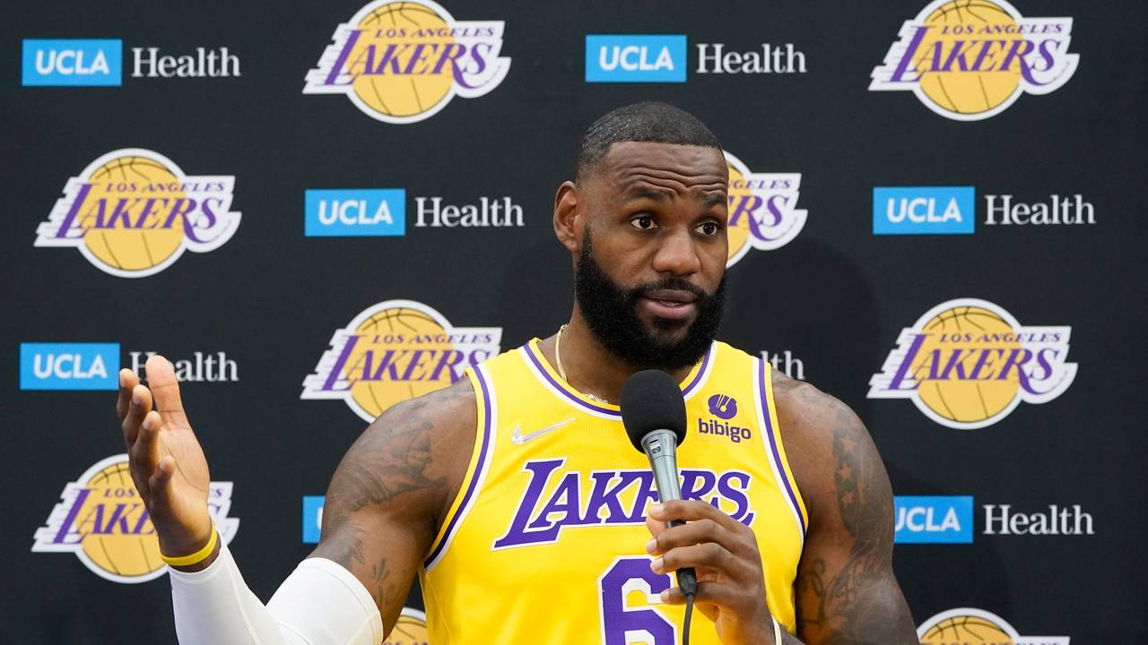 LeBron James erklärt bei einer Pressekonferenz, dass er sich impfen ließ.