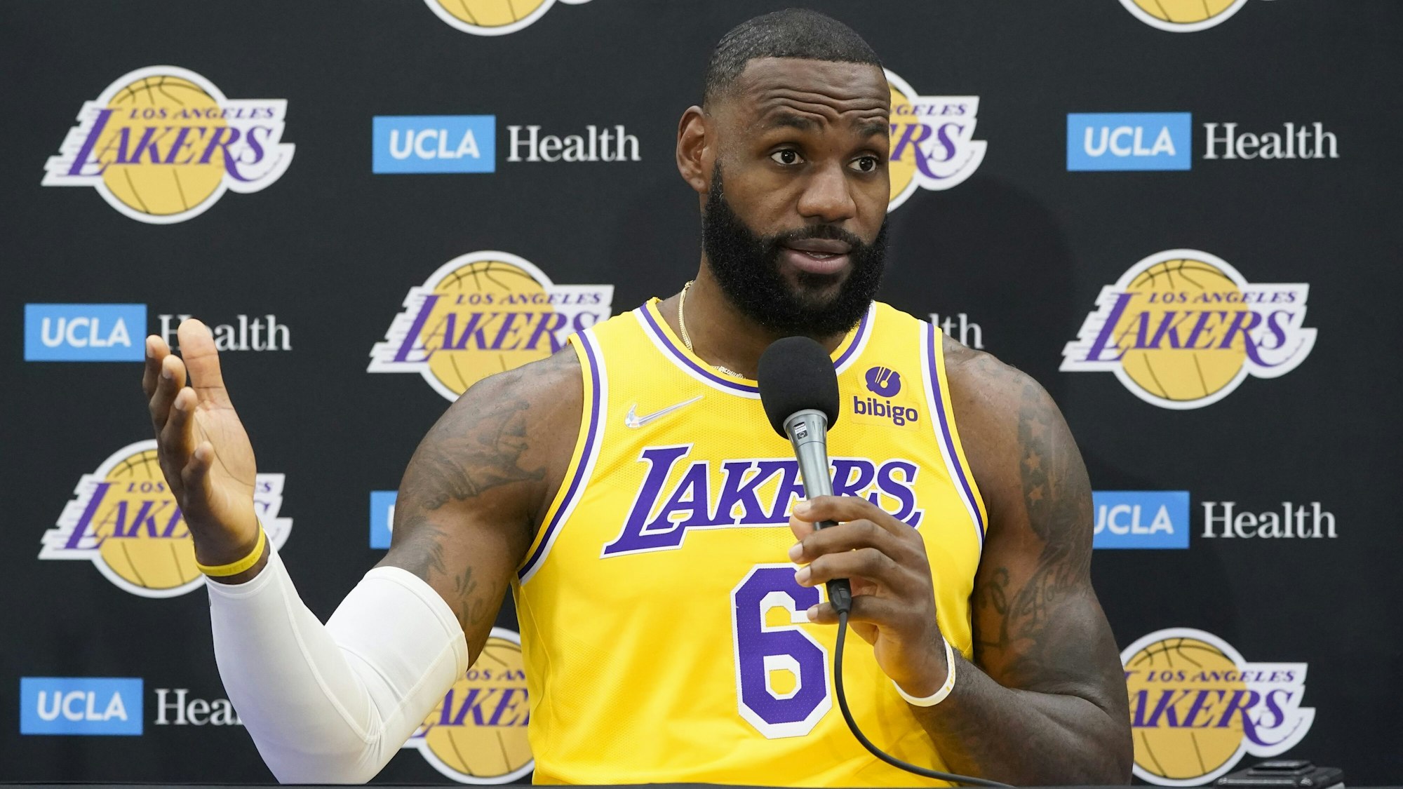 LeBron James erklärt bei einer Pressekonferenz, dass er sich impfen ließ.