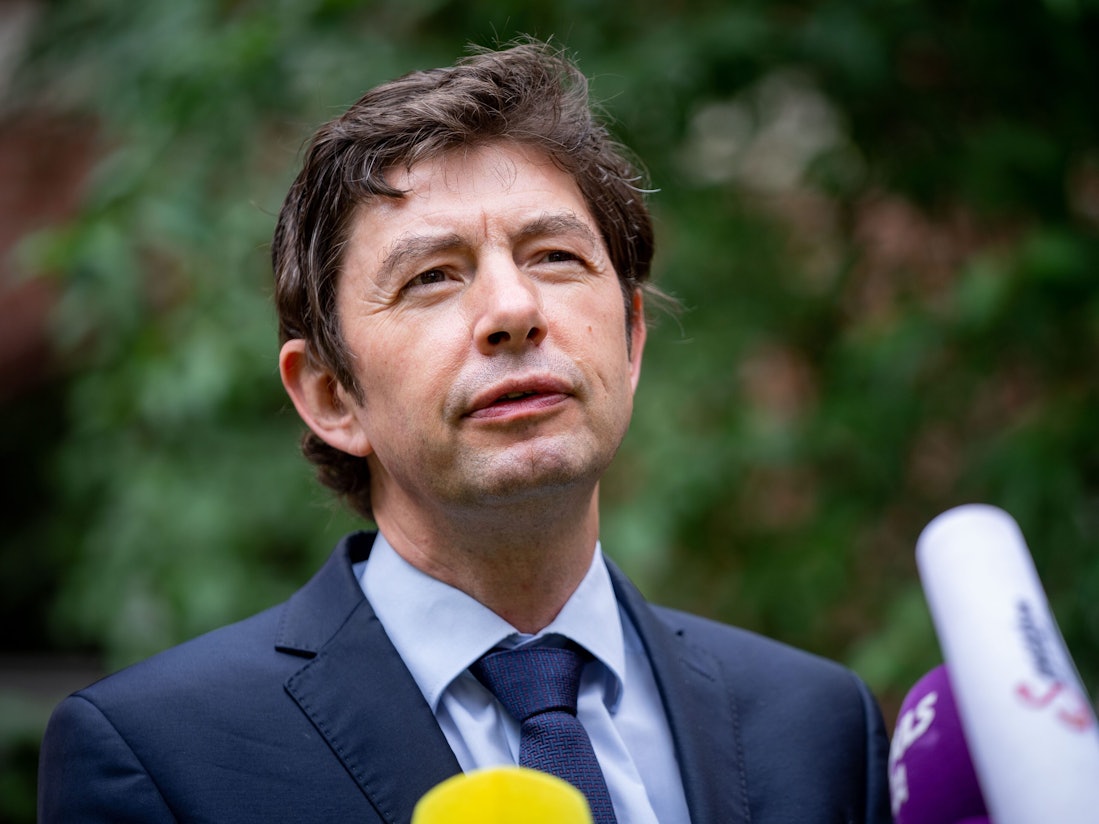 Christian Drosten im Juni auf dem Gelände der Charité. Er führt ein interview mit Journalisten.