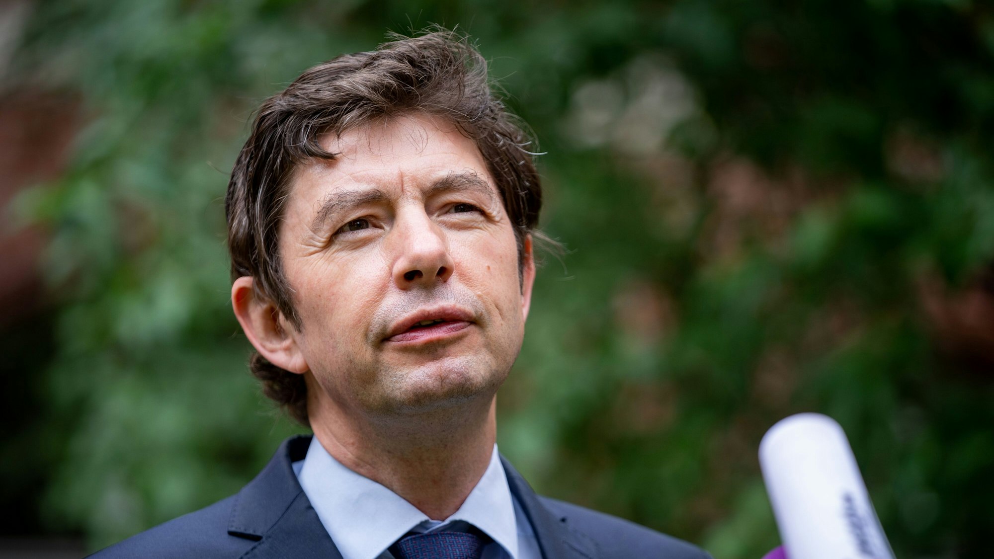 Christian Drosten im Juni auf dem Gelände der Charité. Er führt ein interview mit Journalisten.