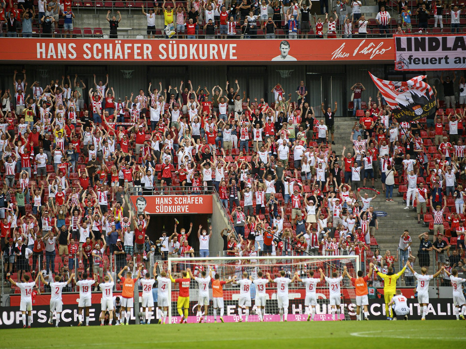 Schlussjubel des 1. FC Köln vor den Fans der Südkurve.