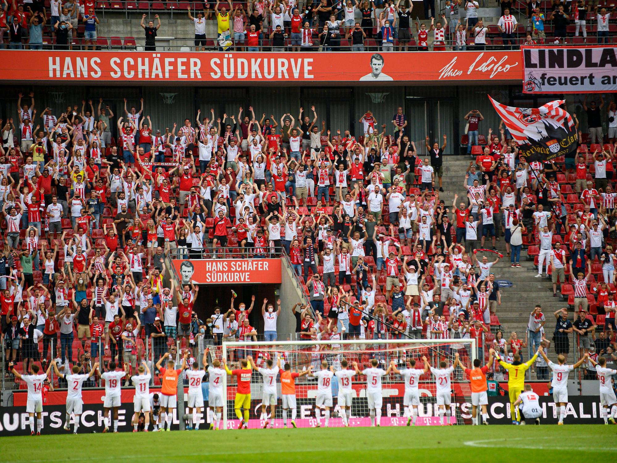 Schlussjubel des 1. FC Köln vor den Fans der Südkurve.