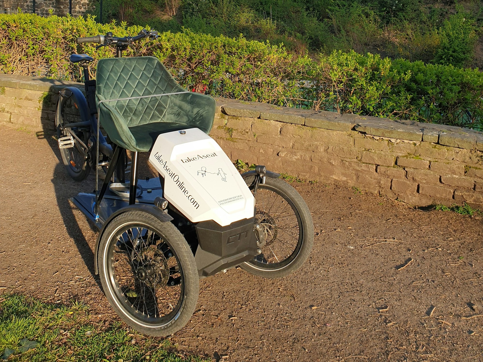 Ein Lastenrad ist mit einem Sessel beladen.