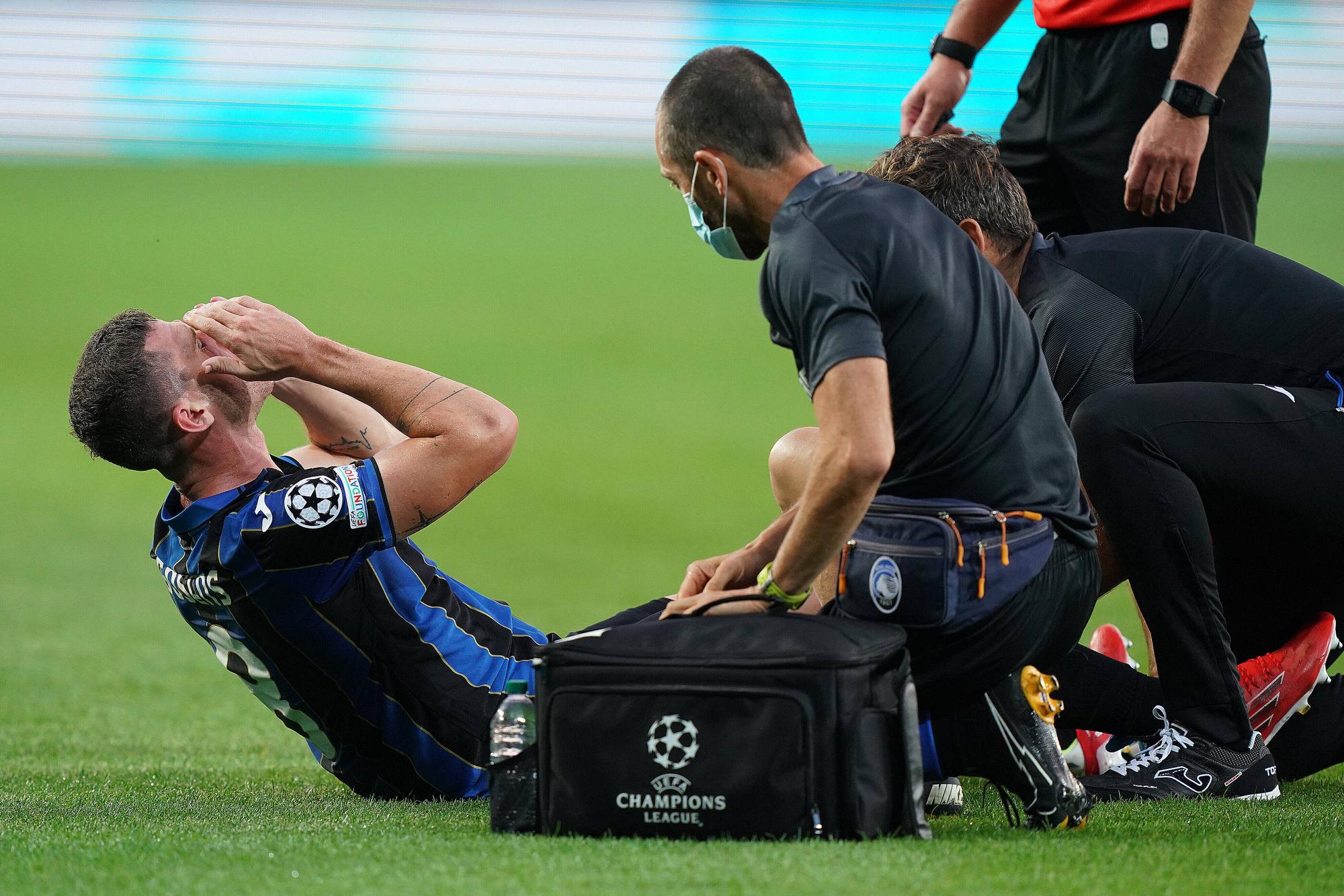 Robin Gosens hält sich nach seiner Verletzung im Spiel von Atalanta Bergamo in der Champions League gegen Young Boys Bern am 29. September die Hände vors Gesicht.