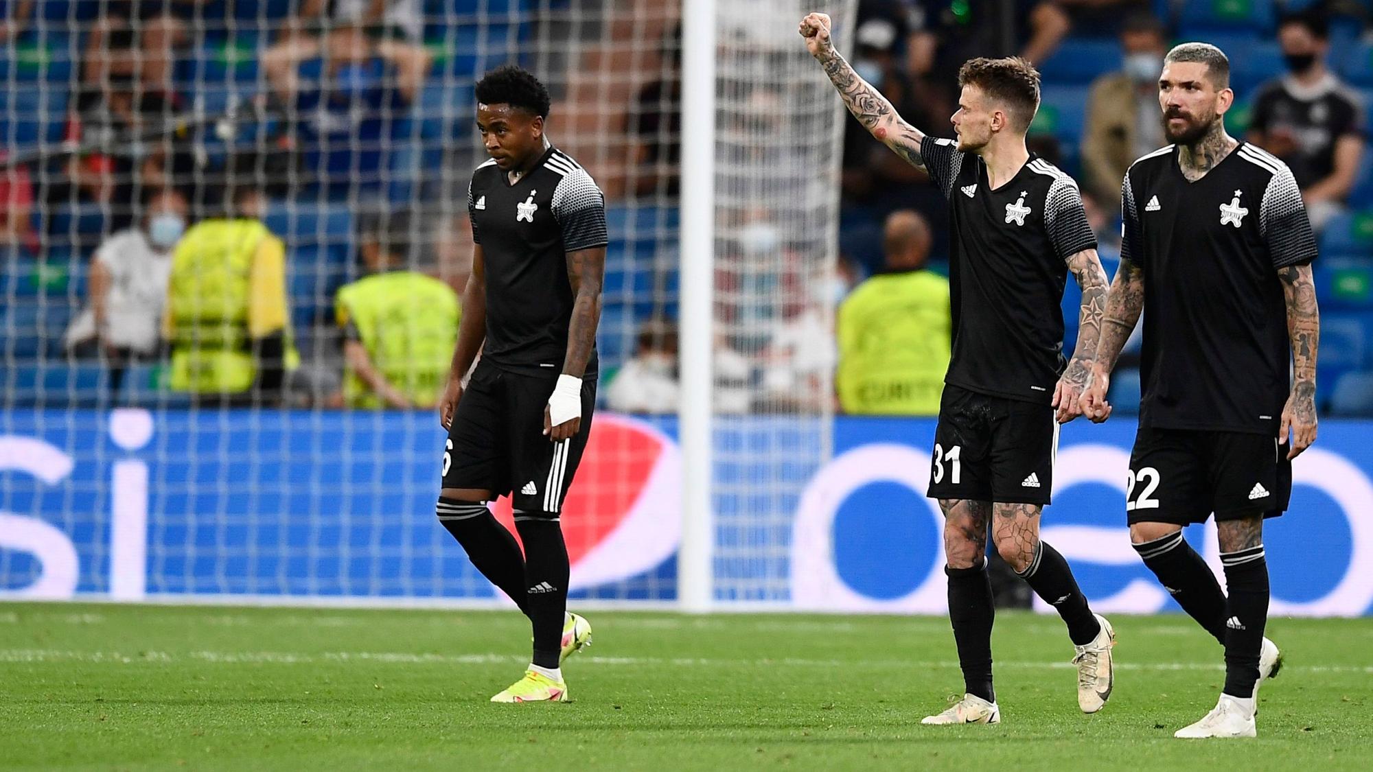 Sébastien Thill von Sheriff Tiraspol reckt die Faust in die Höhe.
