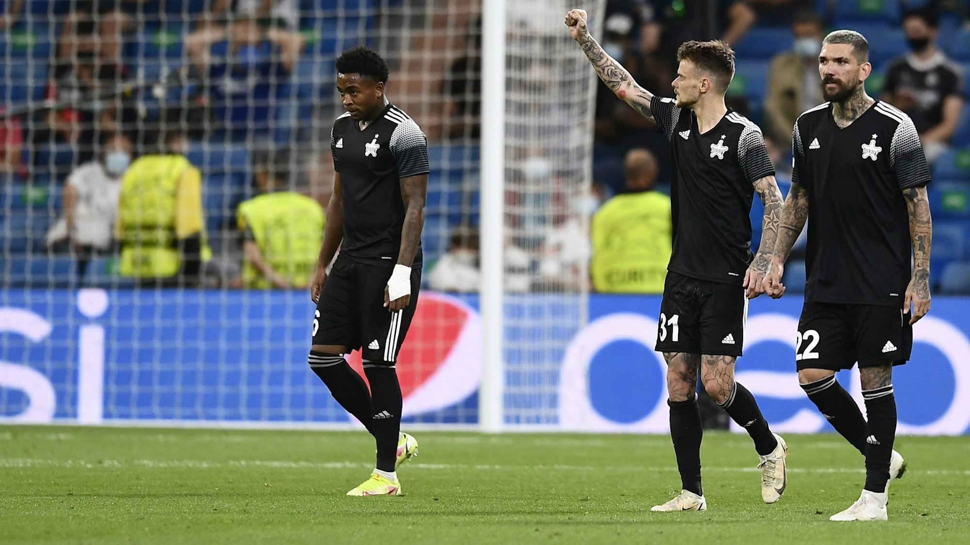 Sébastien Thill von Sheriff Tiraspol reckt die Faust in die Höhe.