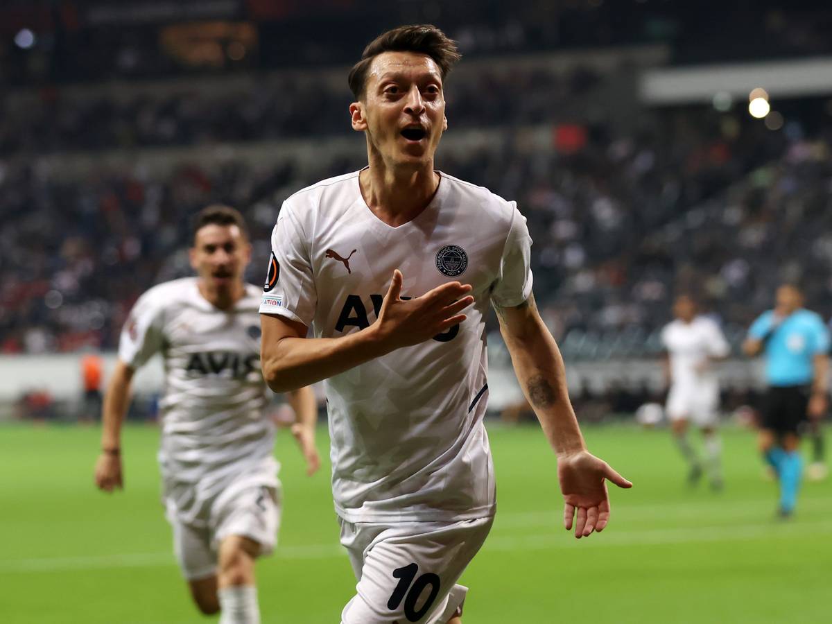 Mesut Özil jubelt im Trikot von Fenerbahce Istanbul gegen Eintracht Frankfurt.
