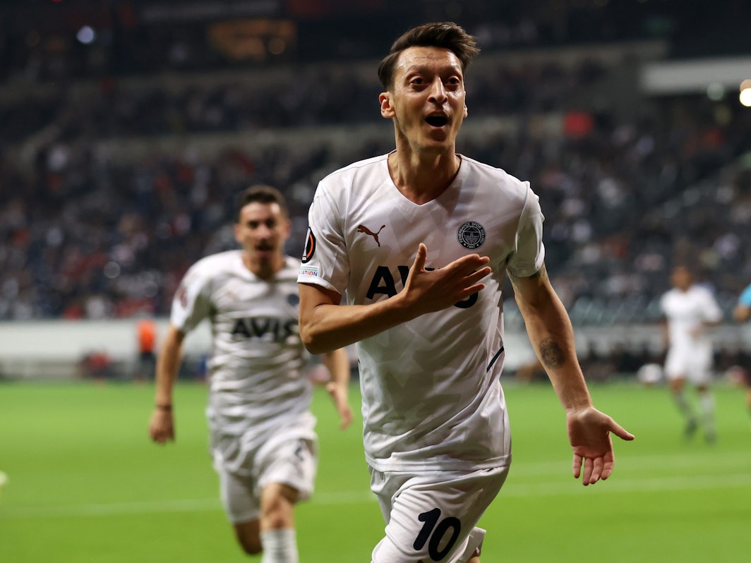Mesut Özil jubelt im Trikot von Fenerbahce Istanbul gegen Eintracht Frankfurt.
