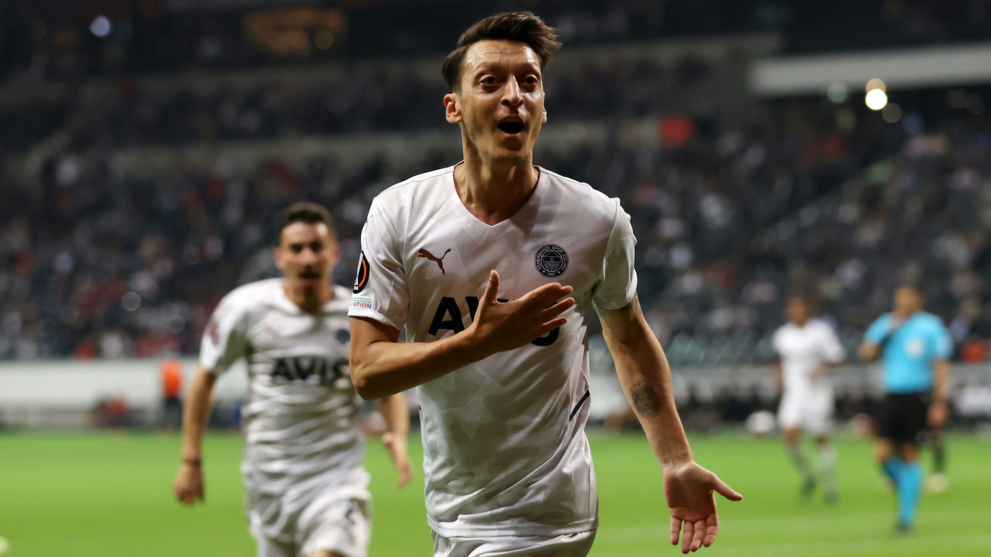 Mesut Özil jubelt im Trikot von Fenerbahce Istanbul gegen Eintracht Frankfurt.