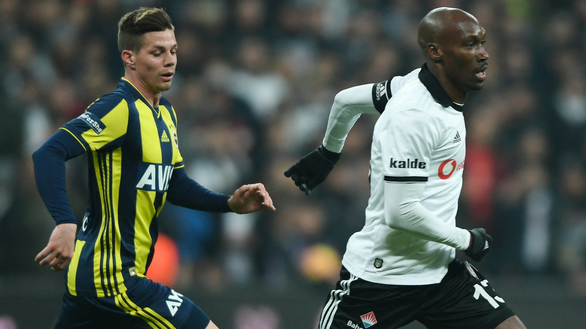Miha Zajc im Laufduell mit Atiba Hutchinson von Besiktas Istanbul.