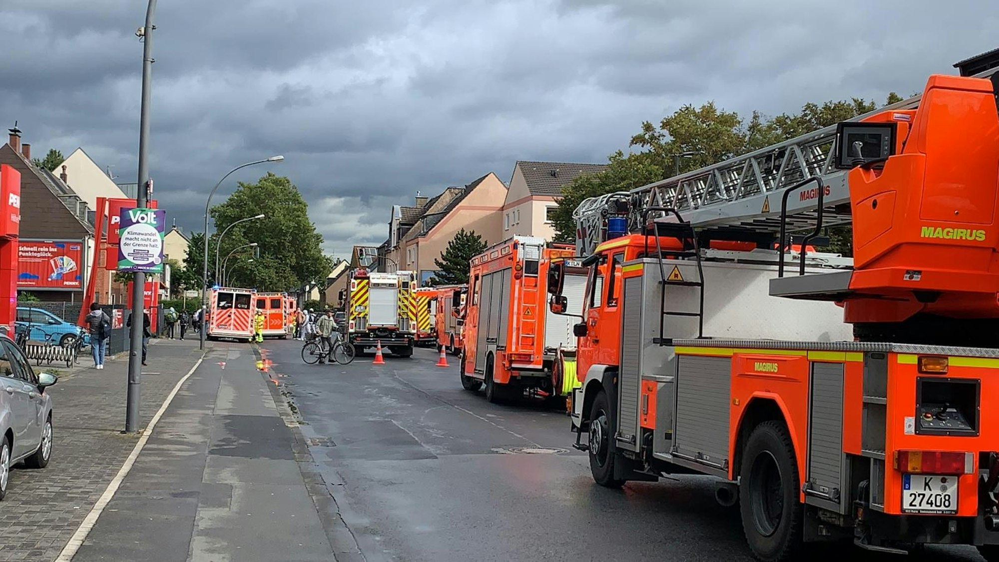Mindestens sechs Einsatzfahrzeuge der Feuerwehr stehen auf einer Straße.