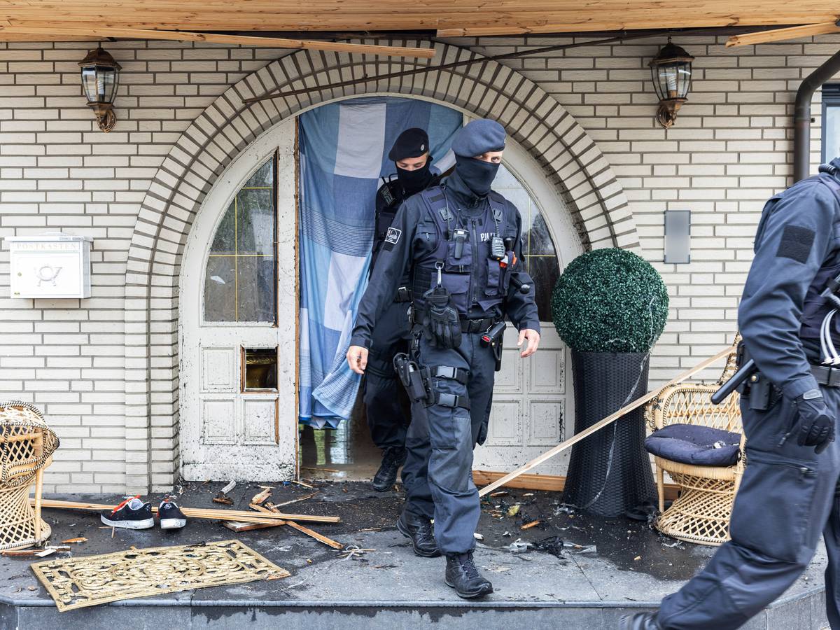 Polizisten verlassen die Leverkusener Villa nach der Razzia.
