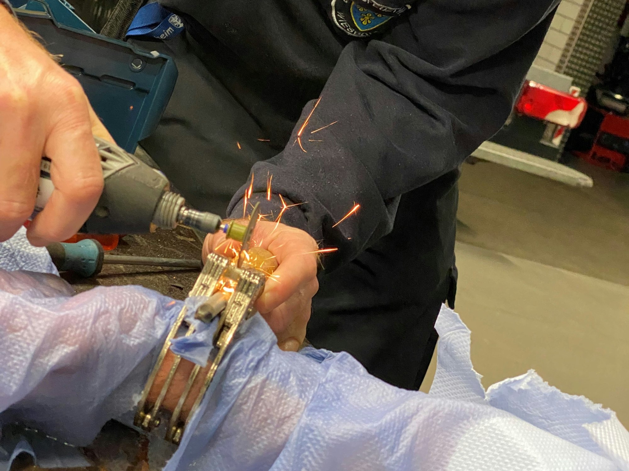 Das Foto wurde am 29. September 2021 beim Aufschneiden der Handschellen aufgenommen. Der Mann wurde von den Rettern aus der misslichen Lage befreit.