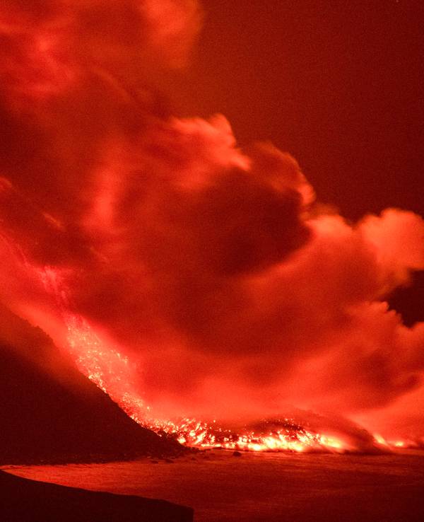 Lava aus dem Vulkan auf der Kanarischen Insel La Palma erreicht das Meer. Eine gute Woche nach dem Vulkanausbruch auf der spanischen Kanareninsel La Palma ergießen sich die um die 1000 Grad heißen Lavaströme nun in das Meer.