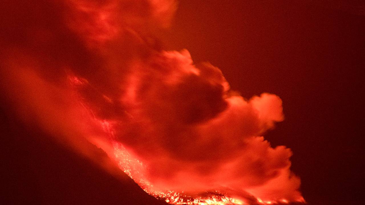Lava aus dem Vulkan auf der Kanarischen Insel La Palma erreicht das Meer. Eine gute Woche nach dem Vulkanausbruch auf der spanischen Kanareninsel La Palma ergießen sich die um die 1000 Grad heißen Lavaströme nun in das Meer.