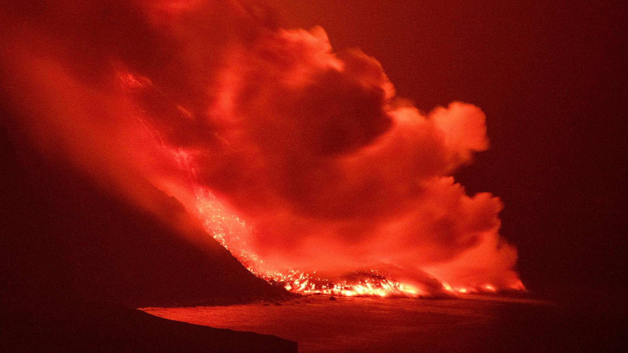 Lava aus dem Vulkan auf der Kanarischen Insel La Palma erreicht das Meer. Eine gute Woche nach dem Vulkanausbruch auf der spanischen Kanareninsel La Palma ergießen sich die um die 1000 Grad heißen Lavaströme nun in das Meer.