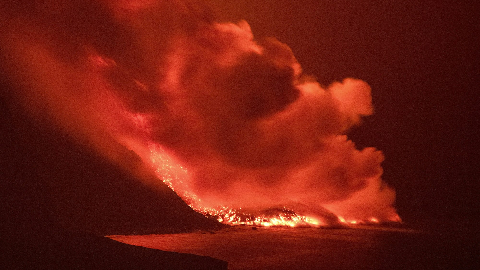 Lava aus dem Vulkan auf der Kanarischen Insel La Palma erreicht das Meer. Eine gute Woche nach dem Vulkanausbruch auf der spanischen Kanareninsel La Palma ergießen sich die um die 1000 Grad heißen Lavaströme nun in das Meer.
