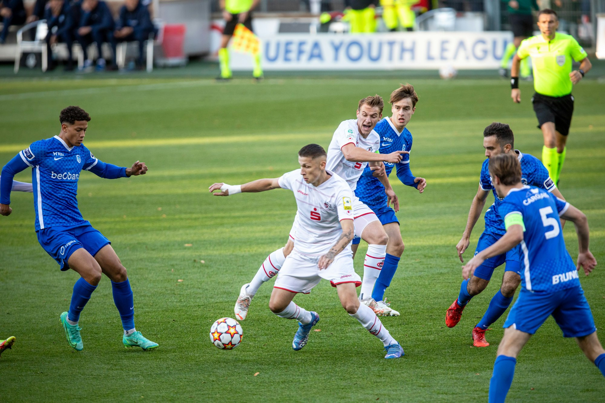 Simon Breuer führt den Ball im Spiel der U19 des 1. FC Köln in der Youth League.
