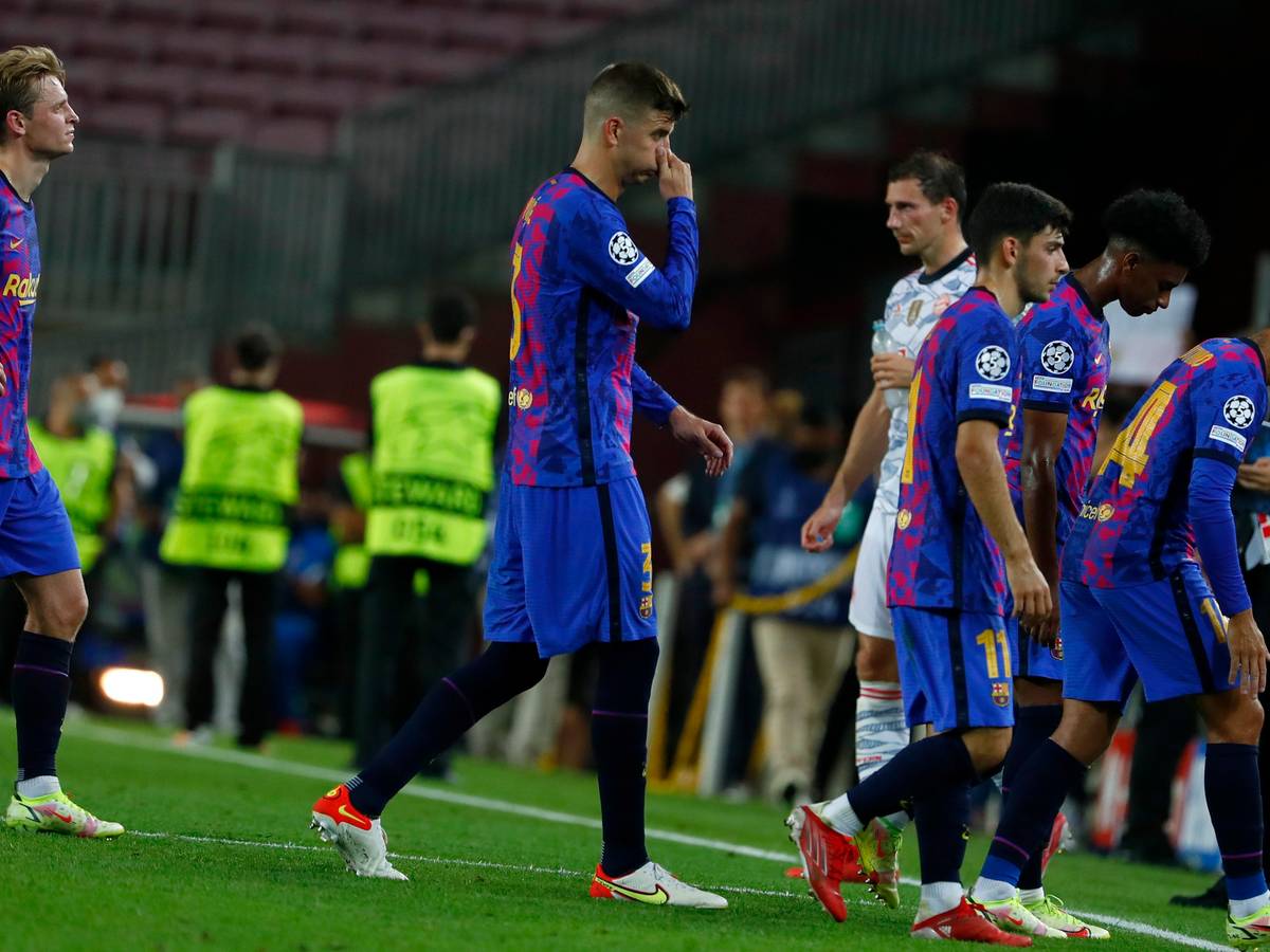 Die Barça-Stars um Gerard Piqué (2.v.l.) verlassen nach dem 0:3 in der Champions League gegen den FC Bayern am 14. September ernüchtert den Rasen.