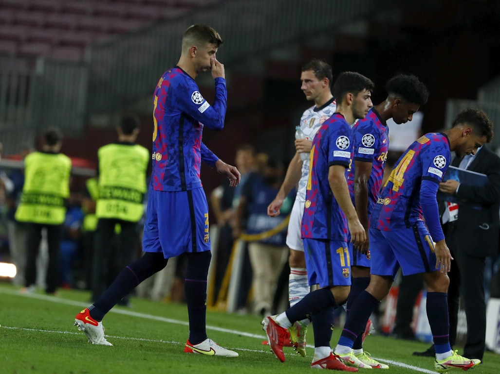 Die Barça-Stars um Gerard Piqué (2.v.l.) verlassen nach dem 0:3 in der Champions League gegen den FC Bayern am 14. September ernüchtert den Rasen.