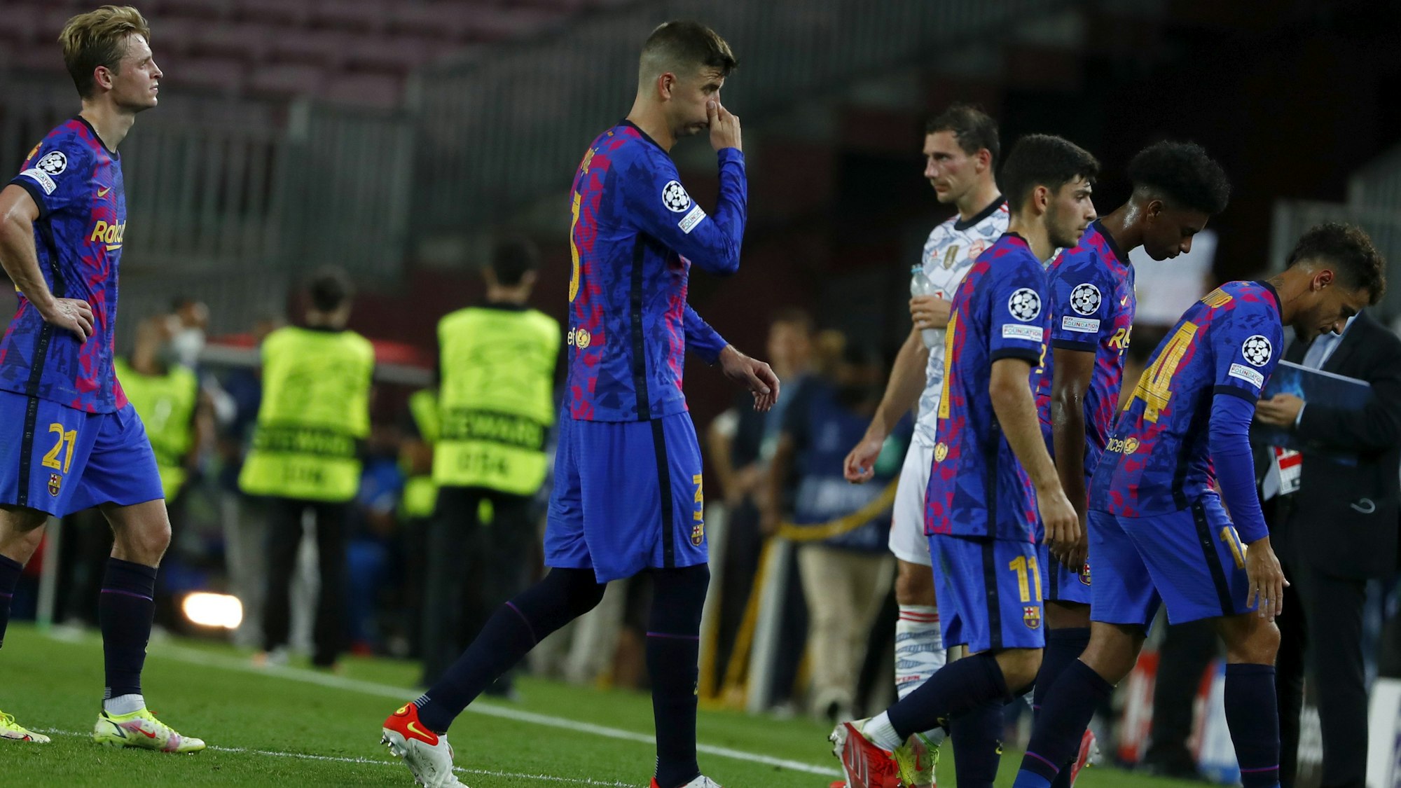 Die Barça-Stars um Gerard Piqué (2.v.l.) verlassen nach dem 0:3 in der Champions League gegen den FC Bayern am 14. September ernüchtert den Rasen.